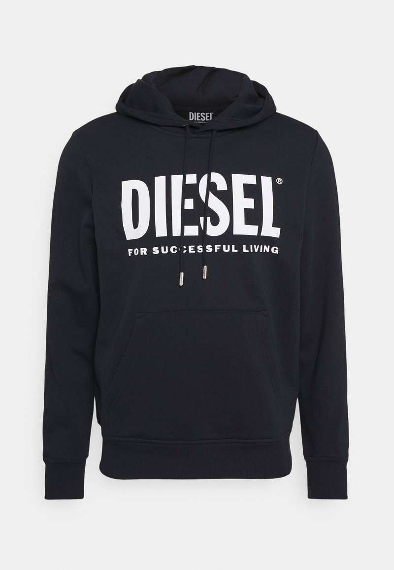 Svart hoodie i bomullsblandat tyg. Har en stor vit tryckt logo "DIESEL" och slogan, framfickficka och dragsko utanpå.