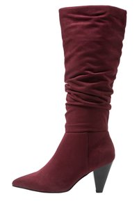 Botas de mujer altas, de ante burdeos, con punta afilada y tacón cónico negro.