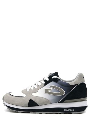 Sneaker in suede grigio e rete blu navy con suola bianca, chiusura con lacci e dettaglio del logo sul lato. Presenta un design curvo e pannelli texturizzati.