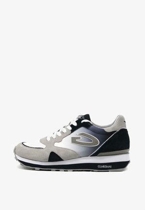 Sneaker in suede grigio e rete blu navy con suola bianca, chiusura con lacci e dettaglio del logo sul lato. Presenta un design curvo e pannelli texturizzati.