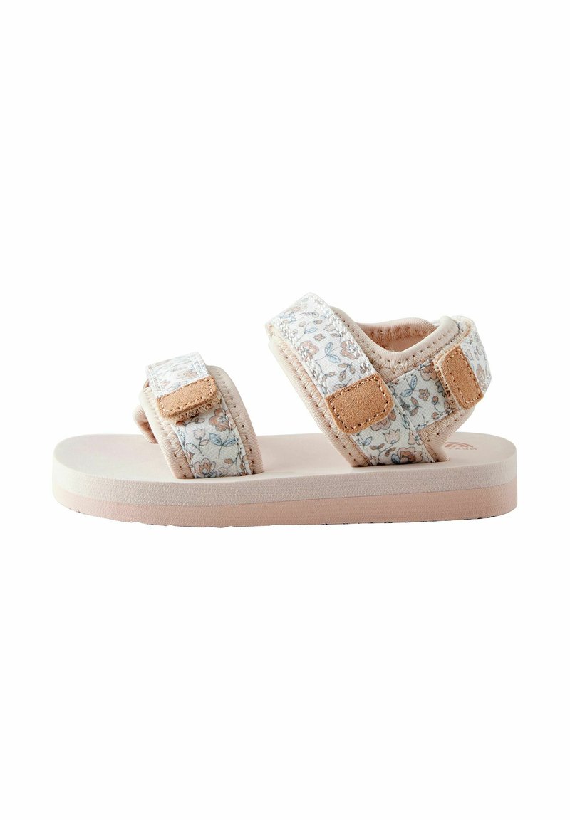 Helle rosa Sandalen mit floralen Riemen, ausgestattet mit zwei verstellbaren Klettverschlussriemen und einer gepolsterten Sohle für zusätzlichen Komfort.