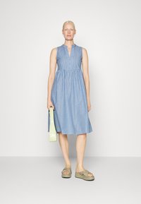 ONLY Tall ONLANNA BUTTON DRESS BELOW KNEE  - Vestido camiseiro - cloud dancer/light denim blue