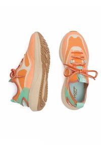 Baskets de sport avec une tige en mesh orange et des accents beige, une semelle en caoutchouc texturée tan, et des détails turquoise sur le talon et les lacets.