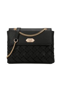 Borsa a tracolla in pelle nera con texture intrecciata, tracolla in catena dorata e chiusura rettangolare con un dettaglio ottagonale.