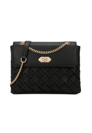 Borsa a tracolla in pelle nera con texture intrecciata, tracolla in catena dorata e chiusura rettangolare con un dettaglio ottagonale.