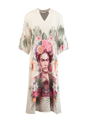 Kremowa sukienka z wzorami kwiatów i tropikalnych liści, z centralnym portretem kobiety z kwiatami we włosach, trzymającej łodygę kwiatu.