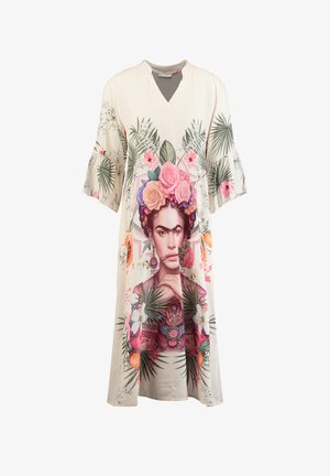 Robe crème avec des motifs floraux et de feuilles tropicales, comportant un portrait central d'une femme avec des fleurs dans les cheveux et tenant une tige de fleur.