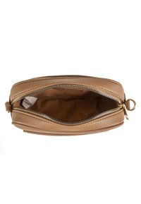 Borsa a pochette in pelle marrone con superficie testurizzata, zip silver e foderatura interna, dotata di un piccolo anello per attaccare un portachiavi.