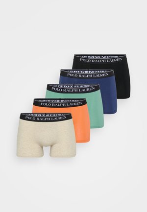 Fem par med Polo Ralph Lauren boksershorts i forskjellige farger: beige, oransje, grønn, blå og svart med logo-elastisk midjebånd.