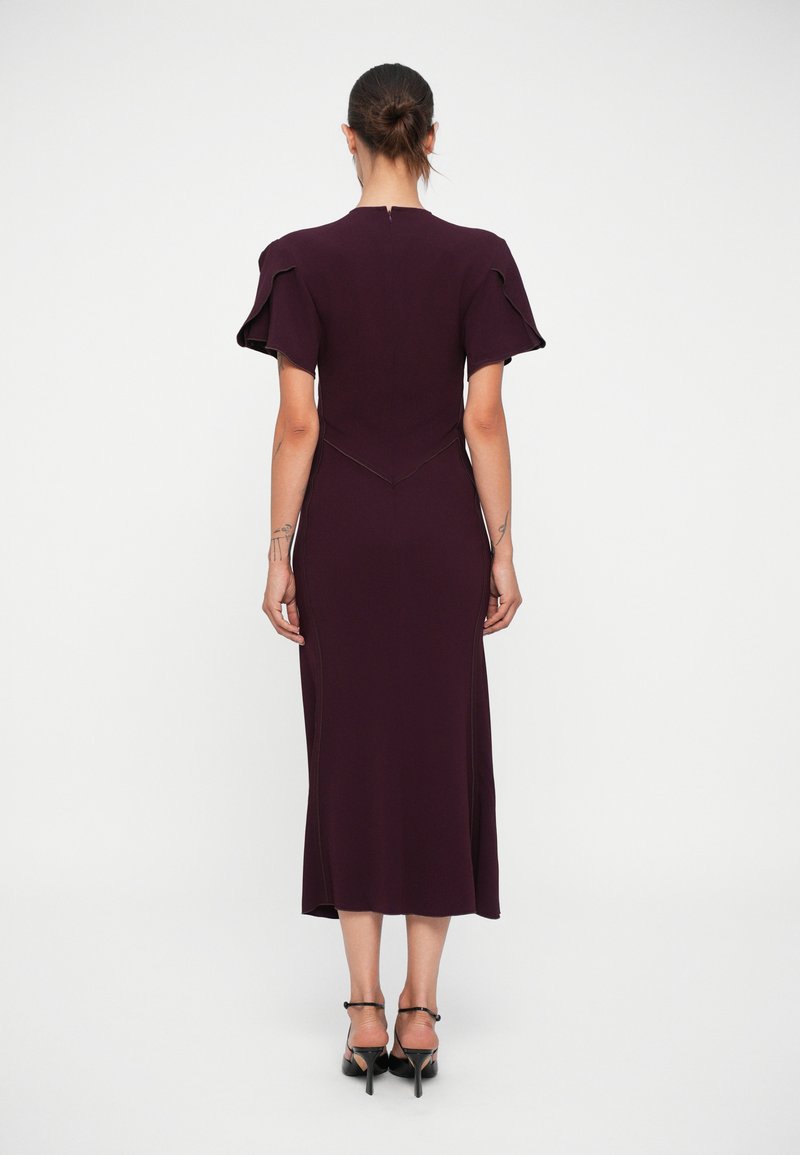 Lila Kleid in mittellanger Länge mit strukturierten kurzen Ärmeln, tailliertem Oberteil und ausgestelltem Rock, der eine Nahtdetails entlang des Rückens aufweist.
