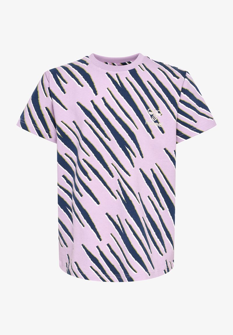 Lilla bomulds t-shirt med et grafisk mønster af marineblå og hvide stribede linjer, samt et lille broderet logo foran.