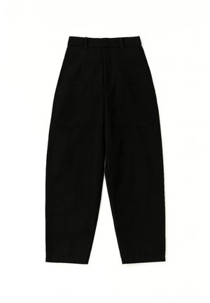 Czarne, wysokie, taperowane spodnie z pętelkami na pasek i dwiema dużymi przednimi kieszeniami, leżące na białym tle.