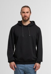 Czarna bluza z kapturem wykonana z miękkiego materiału, z długimi rękawami, kieszenią typu kangaroo z przodu oraz sznurkami do regulacji. Bluza ma luźny krój i ściągacze przy rękawach.