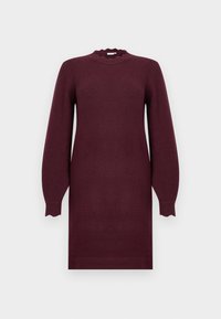 Μπορντό πλεκτό φόρεμα μακρυμάνικο, μέχρι το γόνατο, με ραβδωτή λαιμόκοψη και εφαρμοστά μανίκια, σε απλό φωτεινό φόντο.