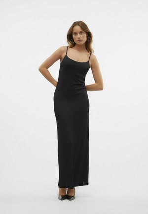 Robe maxi noire ajustée avec de fines bretelles, fabriquée en tissu lisse. Design longueur sol, style minimaliste sans motifs ni accents visibles.