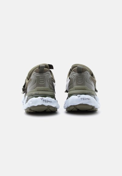 Paire de baskets vert olive et grises avec semelles blanches texturées, branding DSQUARED2, et marques noires manuscrites sur les talons.