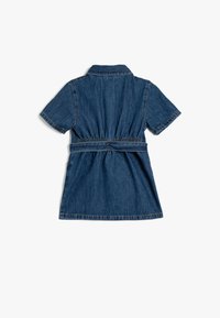 Denim-mekko, lyhyet hihat, kauluksellinen, joustava vyötärö, kiristetty vyötärö, polven ylle ulottuva pituus, sininen, jossa kontrastisaumat, takanäkymä.