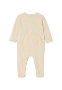 Cremfarbener Fleece-Overall mit langen Ärmeln, Druckknopfverschluss auf der Rückseite, zwei Fronttaschen und abgerundeten Beinen. Weiche, gemütliche Textur.