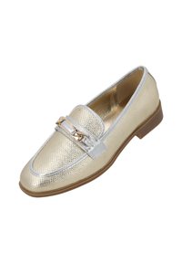 Złote i srebrne skórzane mokasyny o teksturowanej powierzchni, z metalicznym akcentem i detalem łańcucha na cholewce, oraz niskim brązowym obcasie.