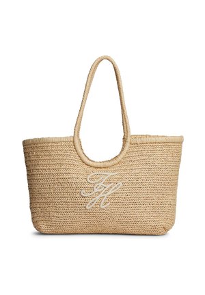 Borsa tote in paglia beige intrecciata con manici arrotondati e iniziali ricamate in corsivo bianco al centro davanti.