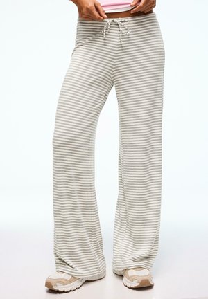 - Spodnie materiałowe