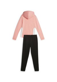 Felpa con cappuccio rosa con pannelli laterali bianchi abbinata a pantaloni jogger neri. Texture liscia, design casual e vita elastica.