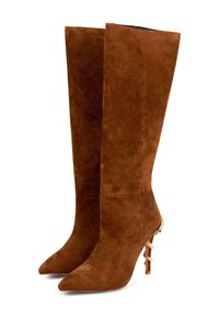 Botas de gamuza marrón hasta la rodilla con punta afilada, que presentan un acento decorativo en el talón de tono dorado para un detalle adicional. Textura suave en todo el diseño.