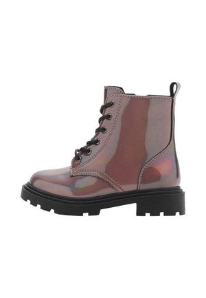 Metalliska rosa ankelstövlar med en glänsande yta, snörning framtill, svart sula och robust design. Har stygn och en dragflik baktill.