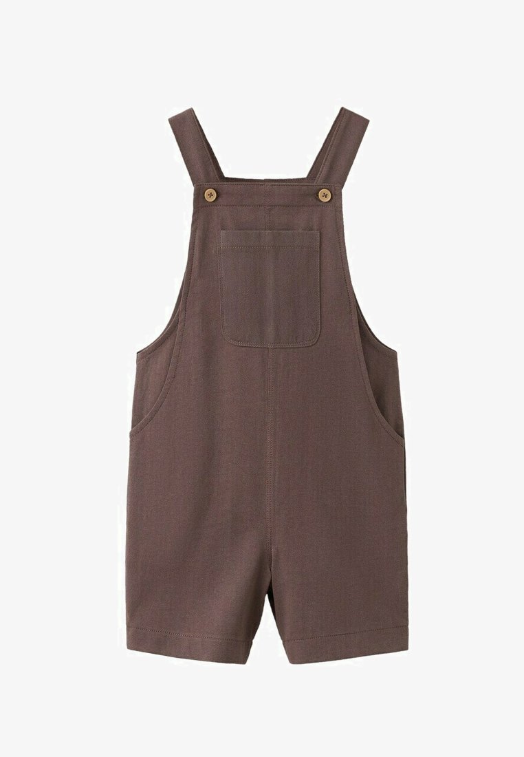 Braune kurze Baumwoll-Latzhosen mit einer Brusttasche vorne, zwei Knöpfen an den Trägern und Seitentaschen, dargestellt vor weißem Hintergrund.