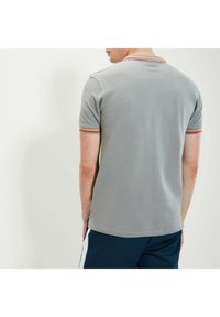 Graues Poloshirt mit kurzen Ärmeln, mit mehrfarbigen gestreiften Akzenten am Kragen und den Ärmelabschlüssen. Strukturiertest Gewebe, abgerundeter Saum.