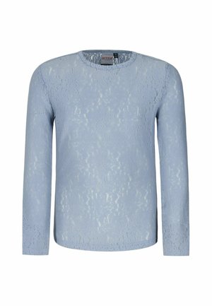Blouse en dentelle bleu clair à manches longues, col rond et motif floral subtil, présentée sur un fond blanc uni.