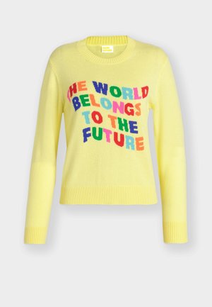 Pull jaune en maille avec texte multicolore "LE MONDE APPARTIENT À L'AVENIR" sur le devant, manches longues, col rond.