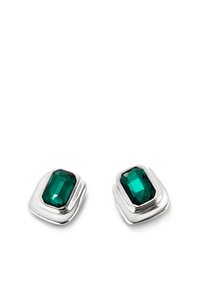 Pendientes de cristal verde esmeralda montados en plata pulida con forma rectangular, que presentan curvas suaves y detalles facetados.