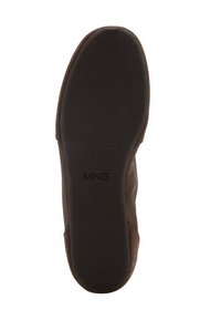 Suola di scarpa marrone con una superficie testurizzata, caratterizzata da un design liscio e il logo "MNG" impressa al centro.