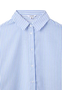 Camicia a righe blu chiaro e bianca con colletto a punta e tessuto testurizzato. Presenta bottoni bianchi lungo la parte anteriore.