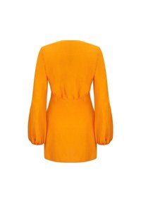 Oranžové lněné šaty s dlouhými nadýchanými rukávy a úzkým pasem. Záda mají hladkou texturu a jednoduchý střih.