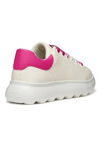 Sneaker in pelle bianca con accenti rosa, punta rotonda, lacci testurizzati e una suola bianca spessa con un motivo a onda distintivo. Logo Geox visibile.