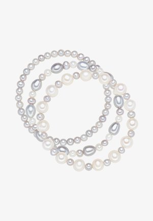 Trecci di perle di diverse dimensioni. I colori comprendono bianco, avorio e tonalità di argento. Sono presenti forme rotonde e ovali.