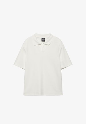 Egyszínű fehér rövid ujjú galléros póló klasszikus gallérral és egy kis kivágással a nyakrészen, fehér háttéren bemutatva.