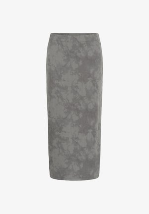 Hallitusseente mustriga hall midi seelik, kitsas lõige ja elastne vöökoht, esitatud ühevärvilise valge tausta taustal.