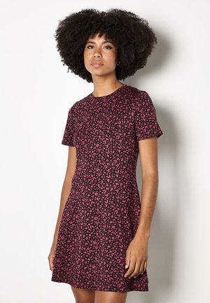 Schwarzes Kleid mit einem pinken Blättermuster, kurzen Ärmeln, Rundhalsausschnitt und einem ausgestellten Rock, hergestellt aus einem glatten, leichten Stoff.