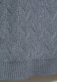 Sweter dziany w jasnoszarym kolorze, z teksturowanym wzorem diamentowym, prążkowanymi mankietami i brzegiem. Miękka, lekka tkanina o przytulnym uczuciu.