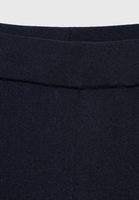 Ceinture en tissu côtelé bleu marine avec une texture lisse, dotée d'une couture plate et d'un élastique pour l'extension. Design simple sans embellissements.