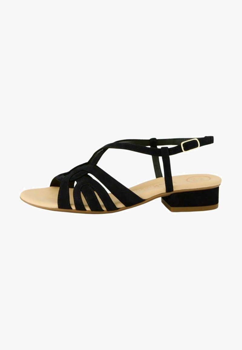 Schwarze Wildledersandale mit überkreuzten Riemen, einem Knöchelriemen mit einer goldenen Schnalle und einem niedrigen Blockabsatz. Glatte beigefarbene Innensohle.