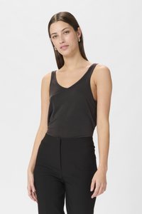 Débardeur noir sans manches avec un design en V, fabriqué en tissu lisse et extensible. Associé à un pantalon noir taille haute.