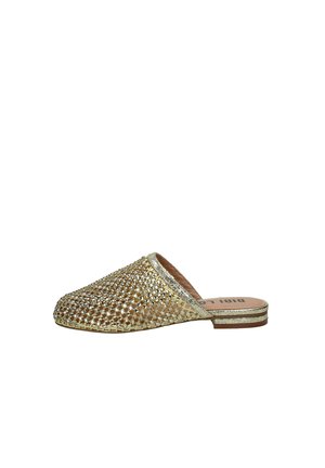 Scarpa piatta intrecciata in metallo dorato, con punta chiusa e tacco basso impilato su sfondo bianco.