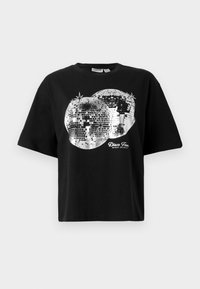 Melna īsām piedurknēm T-kreklā, kas aprīkots ar diviem sudraba disko bumbas printiem un tekstu "Disco Fever Night Party" baltā krāsā zem attēla.