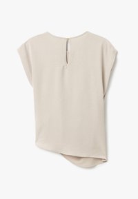 Beige short-sleeve top met een ronde halslijn en een sleutelgatopening aan de achterkant. Zachte textuur en een gebogen zoom. Lichtgewicht stof.