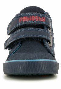 Zapatilla de color azul real con dos correas de Velcro, suela de goma y costuras de color azul claro que contrastan. Nombre de la marca "Pablosky" visible en las correas.