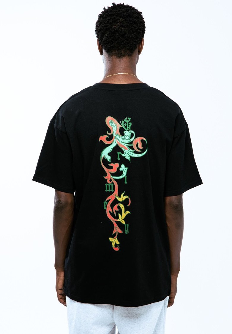 Camiseta de algodón negra con letras coloridas y ornamentadas y diseños florales en la parte posterior, con mangas cortas sueltas y un corte relajado.